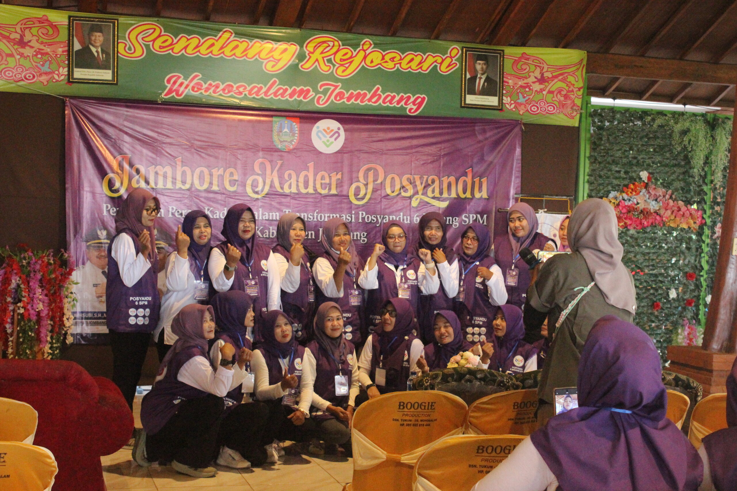 menampilkan suatu kegiatan team building